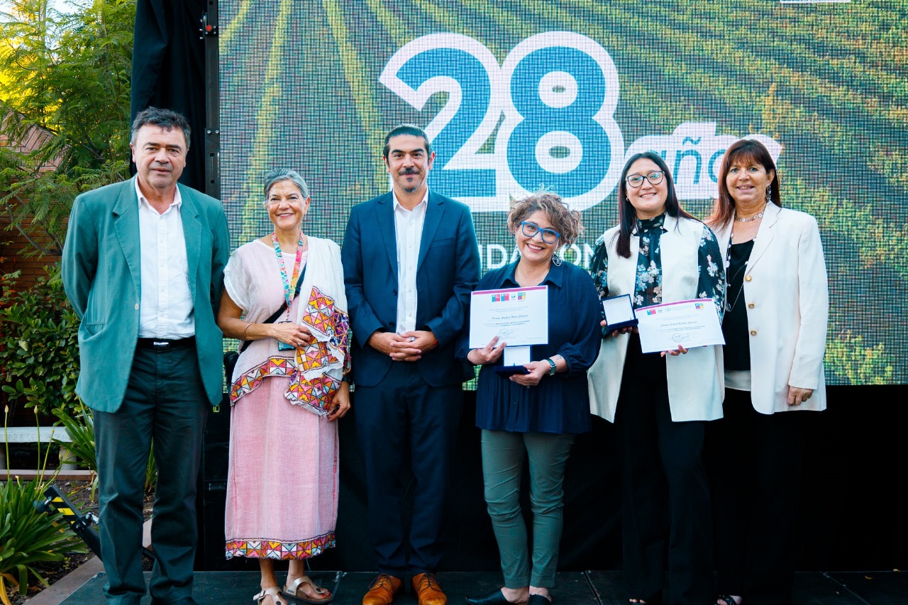 Esteban Valenzuela Van Treek, Ministro de Agricultura; Eve Crowley, representante de la FAO en Chile; Cristian Cuevas Vega, Subsecretario de Ciencia, Tecnología, Conocimiento e Innovación; Viviana Bustos, Mujer AgroInnovadora 2024 en la categoría Académica/Investigadora premiada por Min. Ciencia; Camila Elibeth Beltrán Stuardo, Mujer AgroInnovadora 2024 en la categoría Agricultora/Emprendedora; Francine Brossard, Directora ejecutiva de FIA.
